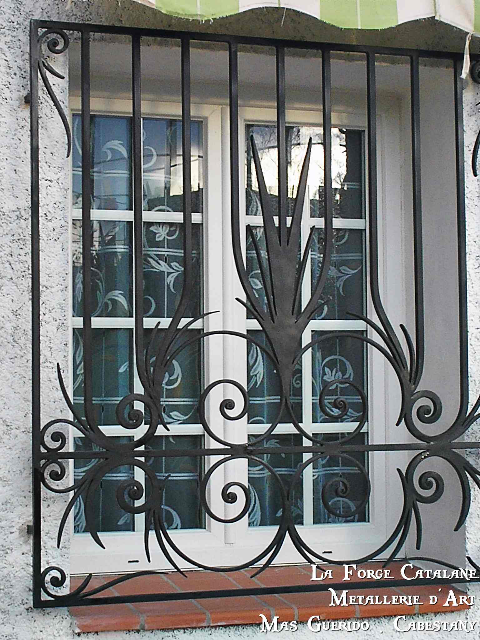 grille chargee volute forge catalane.jpg